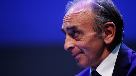 Condamnations en série du geste de Zemmour brandissant pour plaisanter un fusil sur des journalistes