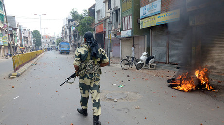 Un policier patrouille sur une route déserte après un affrontement à Vadodara (Ouest de l'Inde) entre membres de la communauté hindoue et musulmane, le 26 septembre 2014 (image d'illustration).