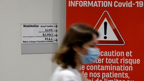 Un membre du personnel soignant se déplace dans l'hôpital de Valenciennes, le 22 avril 2021.