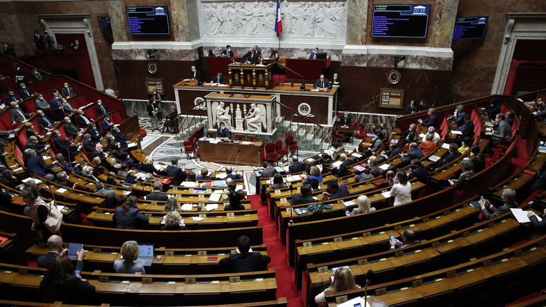 «Racolage forcené», «pleins pouvoirs» : l'opposition dénonce le projet de loi «vigilance sanitaire»