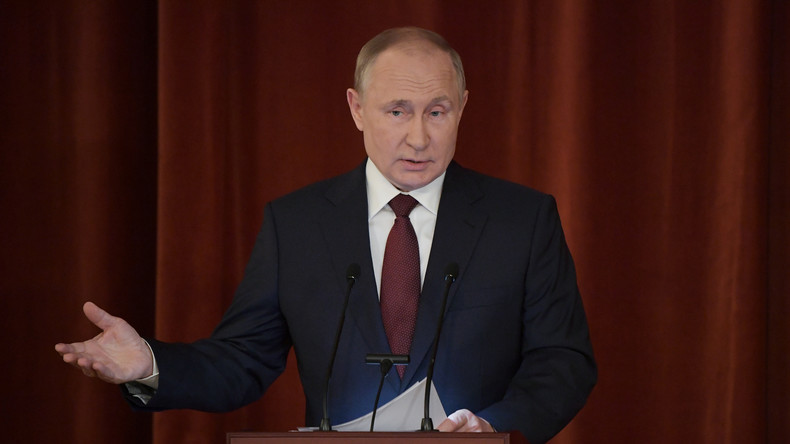 Crise ukrainienne : Vladimir Poutine accuse les Occidentaux d'envenimer la situation