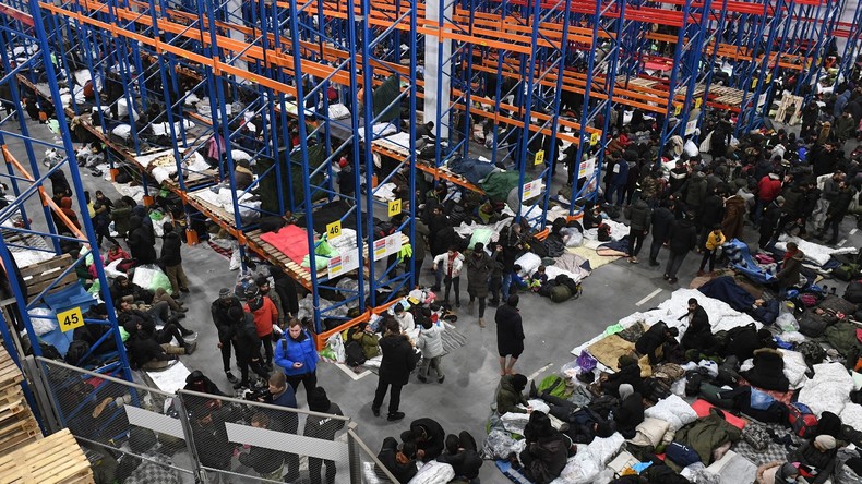 La Biélorussie évacue des migrants bloqués à sa frontière avec la Pologne vers un centre d'accueil