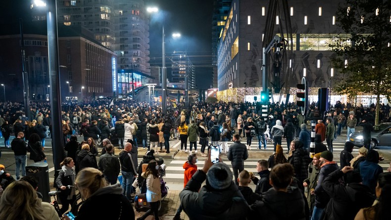Rotterdam : des blessés lors de tirs de la police contre des manifestants anti-restrictions