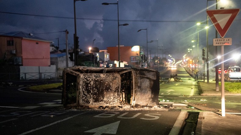 Martinique : des forces de l'ordre et pompiers visés par des coups de feu
