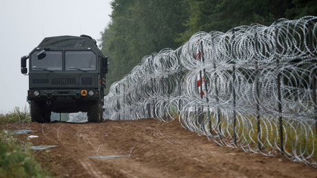 Un véhicule près d'une clôture construite par des soldats polonais à la frontière entre la Pologne et la Biélorussie, près du village de Nomiki, le 26 août 2021 (illustration).