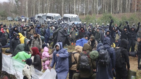 Des migrants massés à la frontière polono-biélorusse ce 8 novembre, près de Grodno, en Biélorussie.