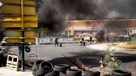 Des militants de l'Union générale des travailleurs de Guadeloupe UGTG bloquant un rond-point dans la ville des Abymes en Guadeloupe, le 17 novembre 2021. (Photo d'illustration).