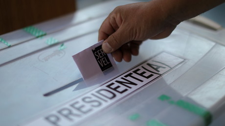 Une personne vote lors des élections générales à Santiago, au Chili, le 21 novembre 2021.