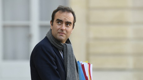 Sébastien Lecornu dans la cour du palais de l'Elysée, à Paris, le 9 novembre 2021.