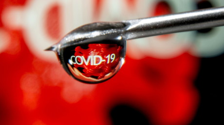 L'inscription Covid-19 se reflète dans une goutte à la pointe d'une seringue (image d'illustration).