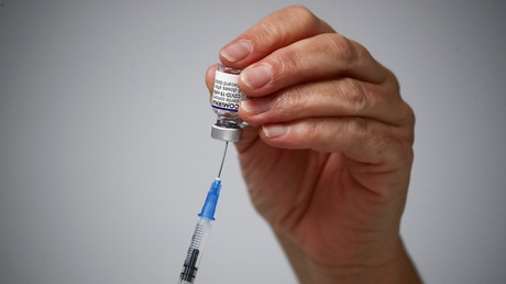Un travailleur médical prépare une dose du vaccin «Comirnaty» Pfizer-BioNTech dans un centre de vaccination contre le coronavirus à Madrid, Espagne, le 24 novembre 2021 (image d'illustration).