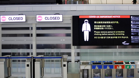 Des mesures de sécurité anti-Covid affichées à côté de portes fermées, dans un hall de départ de l'aéroport international de Narita, à l'est de Tokyo, au Japon, le 30 novembre 2021 (image d'illustration).