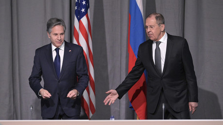 Sergueï Lavrov au côté d'Antony Blinken ce 2 décembre lors d'un Sommet de l'OSCE à Stockholm (Suède).
