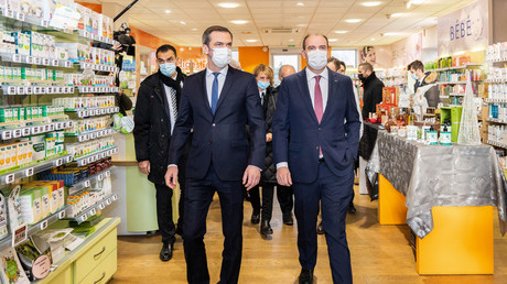 Olivier Véran et Jean Castex le 2 décembre à Angoulême lors d'une visite d'une pharmacie (image d'illustration).