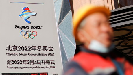 Un travailleur passe devant un compte à rebours pour les Jeux olympiques d'hiver de Pékin 2022 à Pékin, en Chine, le 7 décembre 2021 (image d'illustration).