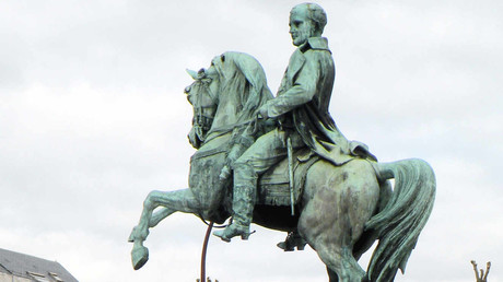 Statue équestre de Napoléon Ier par le sculpteur Gabriel-Vital Dubray, sur la place de la mairie, à Rouen, en avril 2009.