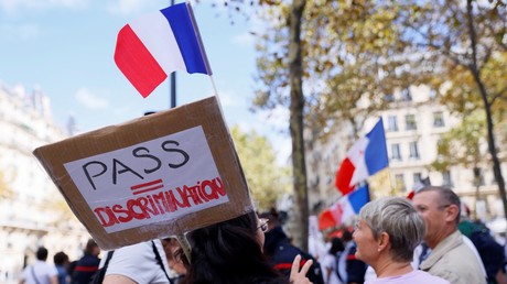 «Oppression vaccinale»: manifestation à Paris contre les dernières annonces gouvernementales (VIDEO)