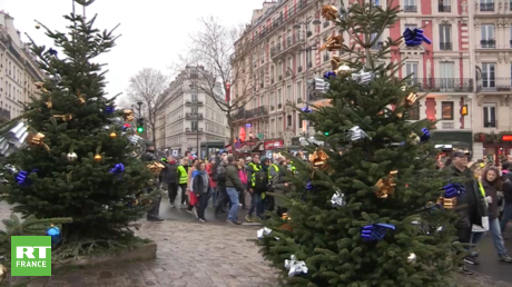 Des Gilets jaunes mobilisés à Noël pour dénoncer la politique d’Emmanuel Macron (VIDEO)