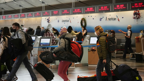 Des voyageurs passent près du comptoir d'enregistrement d'American Airlines à l'aéroport international de Denver, aux Etats-Unis, le dimanche 26 décembre 2021 (illustration).