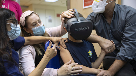 Le ministre de la Santé néerlandais vante les vertus de la réalité virtuelle en recevant le vaccin
