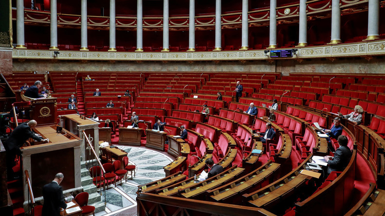 Pass vaccinal: suspension de l'examen du projet de loi à l'Assemblée, «camouflet» selon l'opposition