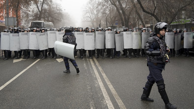 Kazakhstan : des agents des forces de l'ordre décapités
