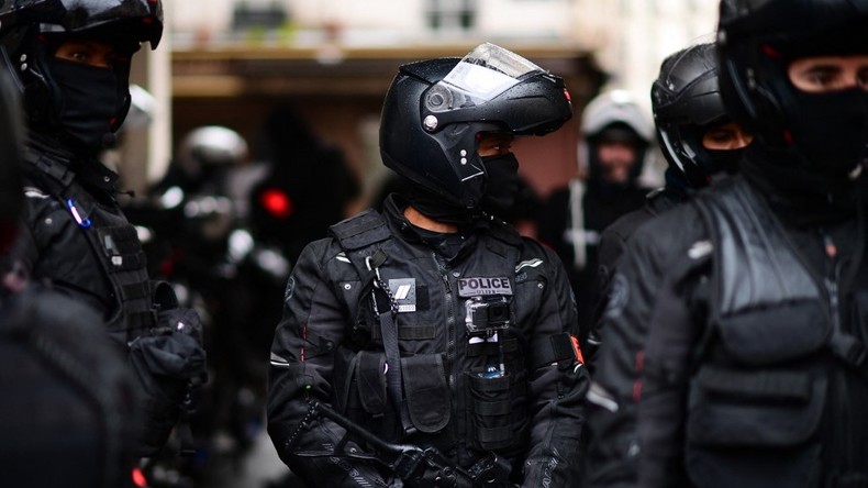 Policier de la Brav-m armé d'un LBD