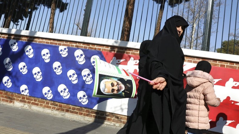 Une Iranienne tenant un poster du général iranien Qassem Soleimani