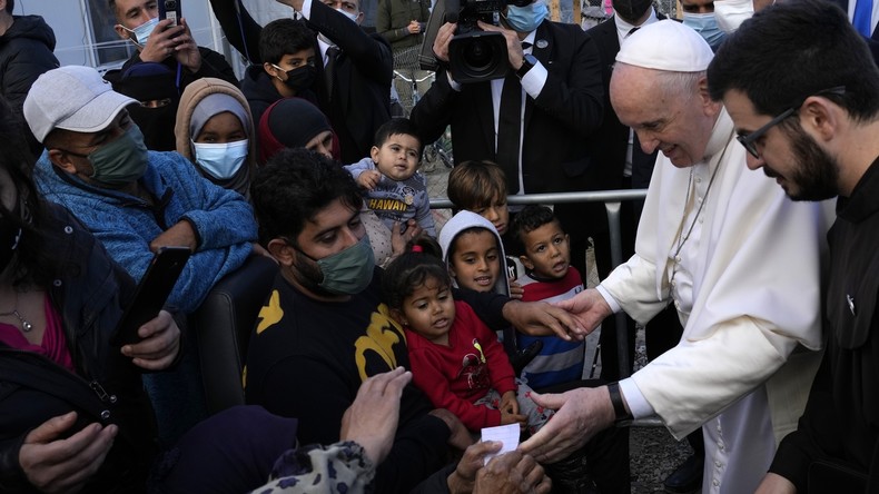Le pape François rencontre des migrants à Lesbos, en Grèce.