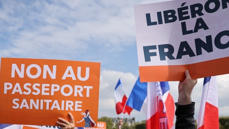 Des opposants à la politique sanitaire du gouvernement manifestant à Paris le 4 septembre 2021