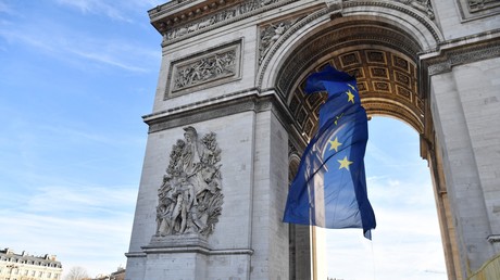 Le drapeau de l'UE en lieu et place de celui de la France sous l'Arc de triomphe fait polémique (image d'illustration du 1er janvier 2022).