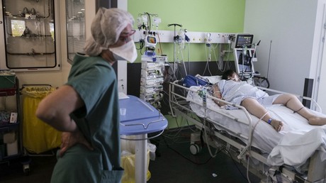 Un membre du personnel soignant de l'hôpital Pasteur de Colmar à côté d'un patient atteint du Covid-19 pris en charge en réanimation, le 22 avril 2021 (image d'illustration).