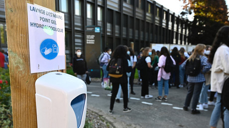 Des élèves portant un masque se tiennent près d'une bouteille de gel hydroalcoolique au lycée de Brequigny à Rennes (Ille-et-Vilaine) (image d'illustration).