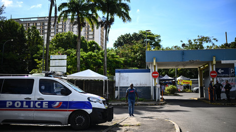 Des policiers à l'entrée du CHU de Pointe-à-Pitre, en Guadeloupe, le 26 novembre 2021 (image d'illustration).