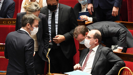 Le Premier ministre Jean Castex avec le ministre de la Santé Olivier Veran lors d'une session à l'Assemblée nationale à Paris, le 5 janvier 2022.