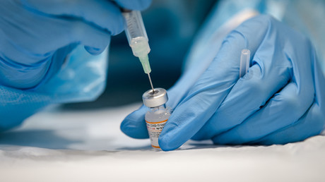 Une infirmière prépare une injection avec le vaccin anti-Covid Pfizer-BioNTech au Québec, le 24 novembre 2021 (image d'illustration).