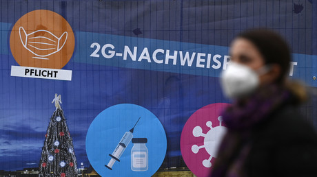 Une femme passe devant un panneau indiquant la règle des 2G (vaccinés ou guéris), à l'entrée du marché de Noël de Dortmund, en Allemagne, le 1er décembre 2021 (image d'illustration)