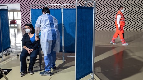 Une infirmière filmée par la police en train d’effectuer de fausses vaccinations en Italie (VIDEO)