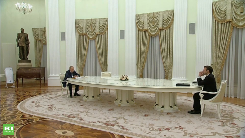 Vladimir poutine et Emmanuel Macron lors de leur entretien à Moscou, le 7 février 2022.