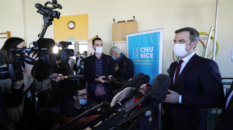 Olivier Véran face à la presse lors d'une visite au CHU de Nice