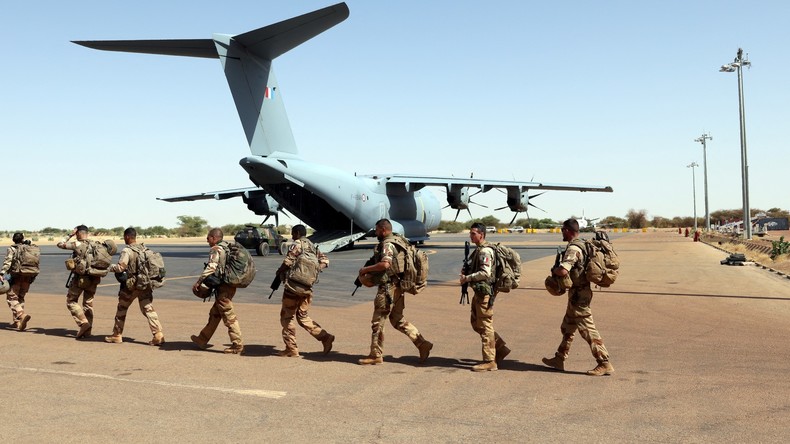 Des soldats français de l'opération Barkhane devant un Airbus A-400 M Atlas, à Tombouctou, au Mal
