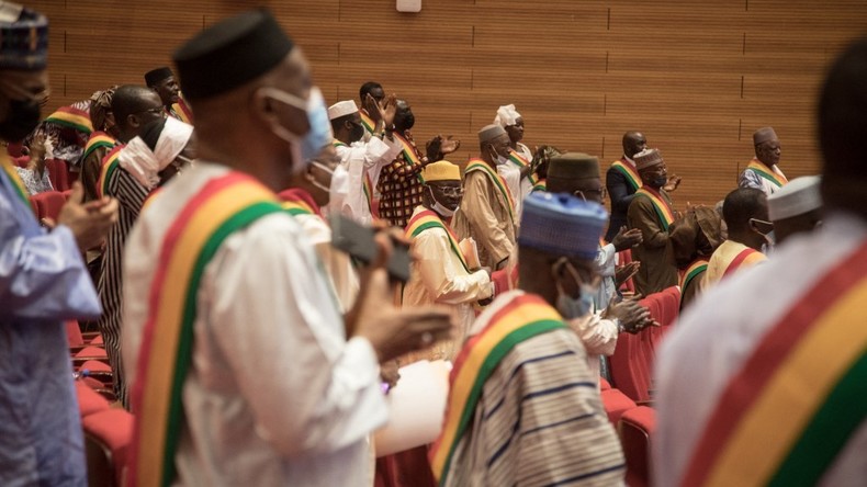 Les membres du conseil de transition applaudissent le président Malick Diaw à Bamako le 21 février 2022.