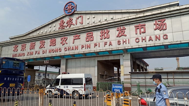 Welt: вспышка коронавируса на рынке в Пекине посеяла страх перед новой волной заражений