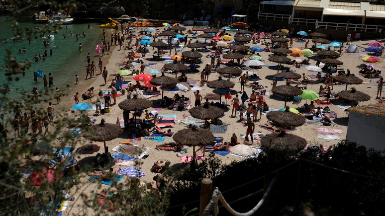 Independent: Испания временно закрыла популярные пляжи из-за скопления людей