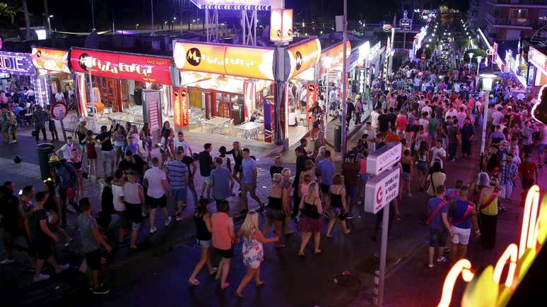 Mallorca Zeitung: сотни немецких туристов в Испании пьют и гуляют, будто никогда не слышали о пандемии