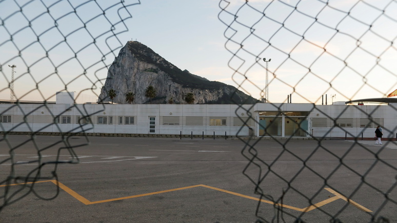 отношения испании и великобритании. 1237297 1 gibraltar big. отношения испании и великобритании фото. отношения испании и великобритании-1237297 1 gibraltar big. картинка отношения испании и великобритании. картинка 1237297 1 gibraltar big. Территориальные споры – одно из древнейших противостояний между государствами. Спор Великобритании и Испании насчет небольшой территории на Пиренейском полуострове(Гибралтара) длится уже около трех столетий. Крошечная британская заморская территория, которой является Гибралтар с 1713 года согласно Утрехтскому договору, стала настоящим яблоком раздора между двумя государствами. За три века Испания не раз пыталась вернуть Гибралтар под свой контроль, но попытки не были успешными. К тому же население Гибралтара выросло и сплотилось за это время. Большинство Гибралтарцев предпочитает оставаться под главенством Англии.