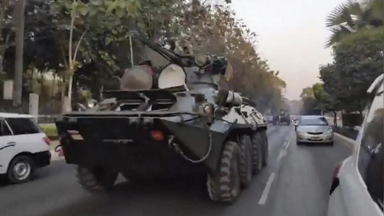Euronews: военные вывели на улицы Мьянмы танки и бронетехнику для подавления протестов