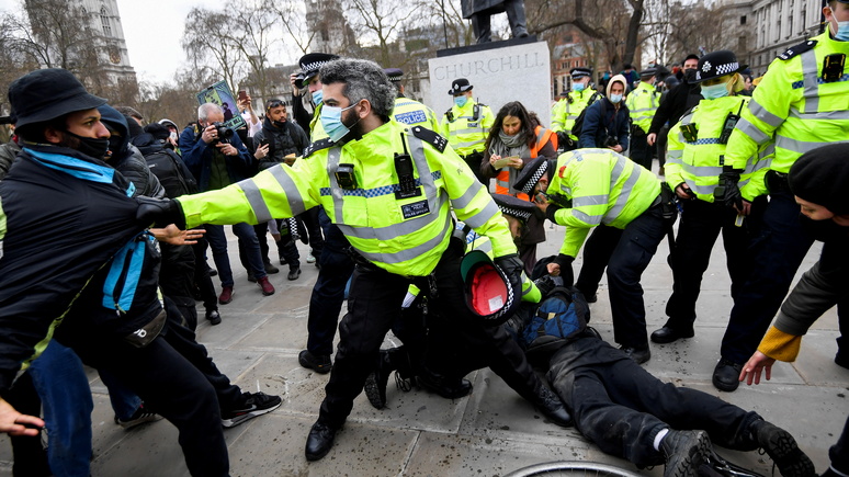 Sky News: протесты в центре Лондона закончились столкновениями с полицией