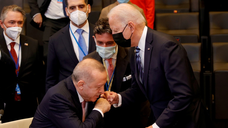 Independent: накануне переговоров Байден обменялся с Эрдоганом странным приветствием
