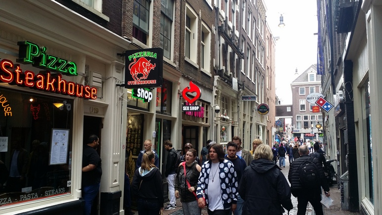 DT: Амстердам устал от увеселений и хочет сменить имидж, прогнав некультурных туристов